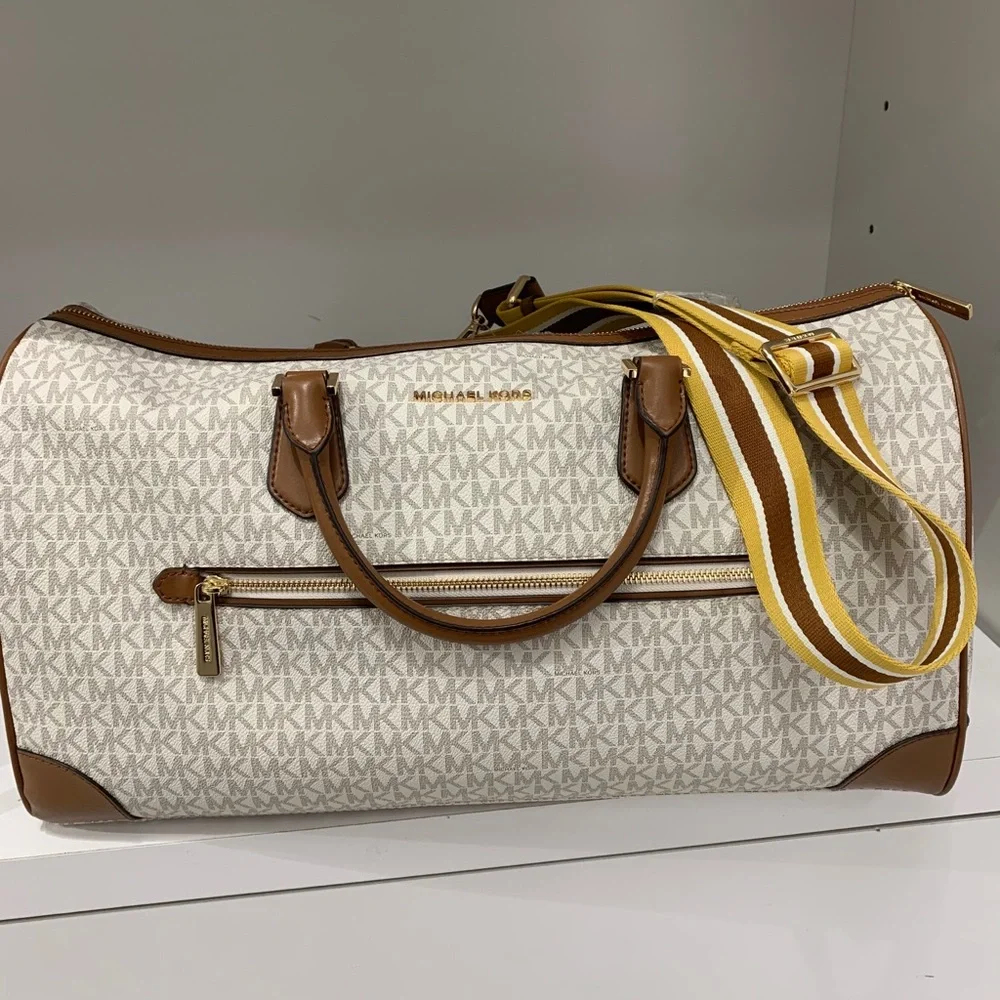 Michael Kors Travel Duffle Vanilla - Picture 6 of 7